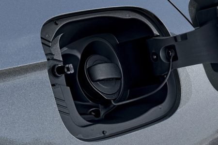 Selbst erfahrene Autofahrer tanken an der Zapfsäule schon mal den falschen Kraftstoff. Dafür muss man es nur eilig haben oder einen Moment abgelenkt sein, und schon ist man in Schwierigkeiten. Dank einer praktischen Auflistung aller kompatiblen Kraftstoffarten für Ihr Fahrzeug an der Innenseite des Tankdeckels wissen Sie genau, zu welchem Zapfhahn Sie greifen sollten.