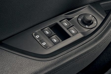 Die Nutzung der mechanischen Kindersicherung an den Hintertüren erfordert eine gewisse Voraussicht, wenn man erst mit Kindern und dann doch wieder mit Erwachsenen unterwegs ist. Deshalb lässt sich die Kindersicherung der Hintertüren bei Bedarf elektronisch vom Fahrersitz ein- und ausschalten.