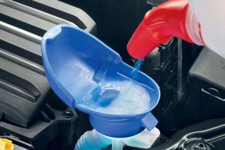Auch unter der Motorhaube stecken Simply Clever Lösungen. Der Octavia Combi verfügt über einen durchdachten Gummideckel für den Waschwasserbehälter. Er öffnet sich zu einem praktischen Trichter, sodass Sie die Flüssigkeit leicht nachfüllen können, ohne auch nur einen Tropfen zu verschütten.