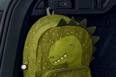 Noch vielseitiger nutzbar wird der Gepäckraum des Octavia Combi dank der zwei stabilen Haken an den Seitenwänden. Dort können Sie Taschen und Gepäckstücke einhängen, die sonst bei der Fahrt umkippen würden oder für die keine Stellfläche mehr frei ist.