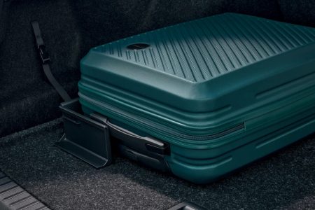 In bester Škoda Tradition bietet auch der Gepäckraum des Octavia Combi jede Menge praktische Features. Gegenstände können im Gepäckraum mit Cargoelementen gesichert werden. Platzieren Sie einfach Ihre Kartons und Einkäufe zwischen den einzelnen Elementen. So ist ein Verrutschen kaum mehr möglich. Die Cargoelemente können weggeklappt und unter dem Gepäckraumboden oder dem variablen Ladeboden verstaut werden.