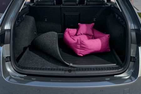 Die eine Seite der Gepäckraummatte hat eine leicht abwaschbare Oberfläche, während die andere eher ein eleganter Textilteppichboden ist. Drehen Sie die Matte einfach auf die Seite, die für Ihre Ladung jeweils am besten geeignet ist.