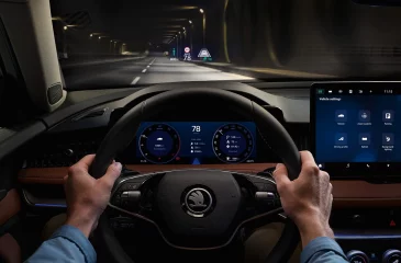 Lassen Sie sich beim Fahren nicht ablenken – mit dem Head-up-Display haben Sie alles, was Sie brauchen, direkt vor Augen.