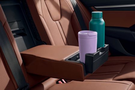 Der Octavia bietet unter anderem einen Tablet-Halter in der hinteren Armlehne oder an der Rückenlehne des Vordersitzes, um den Komfort der Passagiere im Fond zu erhöhen. So können sie während der Fahrt bequem ihren Lieblingsfilm anschauen oder sogar arbeiten.