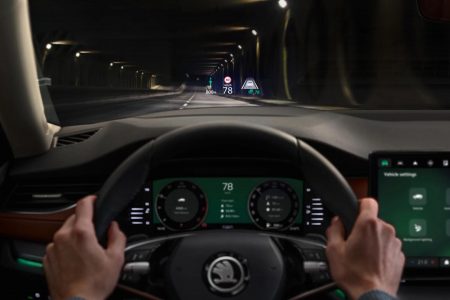 Lassen Sie sich beim Fahren nicht ablenken – mit dem Head-up-Display haben Sie alles, was Sie brauchen, direkt vor Augen.