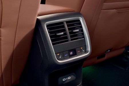 Dank der Drei-Zonen-Klimaanlage können auch Ihre Passagiere im Fond die für sie passende Temperatur einstellen.