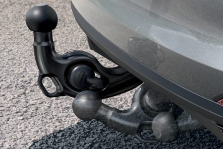 Die schwenkbare Anhängerzugvorrichtung ist extrem praktisch. Sie verfügt über eine integrierte Steckdose und wird über einen Knopf an der Seite des Kofferraums entriegelt.