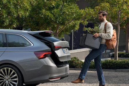 Die elektrische Heckklappenbedienung des Octavia Combi können Sie per Tastendruck vom Fahrersitz aus, mit dem Funkschlüssel oder direkt mit einem Knopf an der Heckklappe bedienen. Zusätzlich kann das Fahrzeug mit einer Komfortöffnung ausgestattet werden, welche die Heckklappe berührungslos öffnet und schließt.