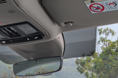 Falls Sie eine Kamera anschließen möchten, werden Sie den optionalen USB-C-Anschluss im Rückspiegel zu schätzen wissen. Dank diesem haben Sie direkt neben der Kamera eine Stromquelle, wodurch lange Kabel, die quer durch das Fahrzeug führen und die Sicht versperren, der Vergangenheit angehören.